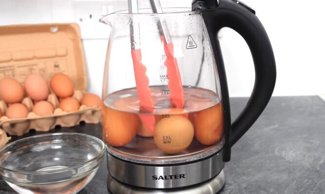 luộc trứng bằng ấm siêu tốc có được không